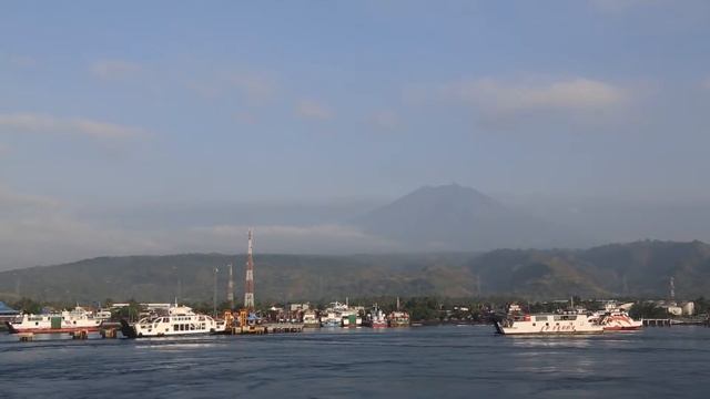 Indonésie Ferry Arrivée sur l'île de Java / Indonesia Arrival ferry Bali Java смотреть онлайн