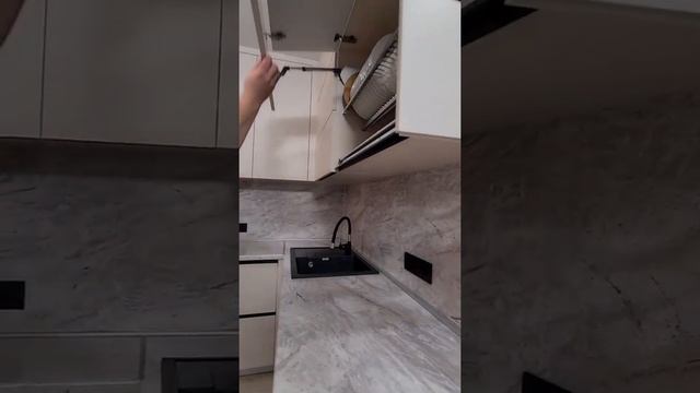 Обзор белой угловой кухни до потолка. Мастерская мебели Геометрия. Отзыв клиента смотреть онлайн