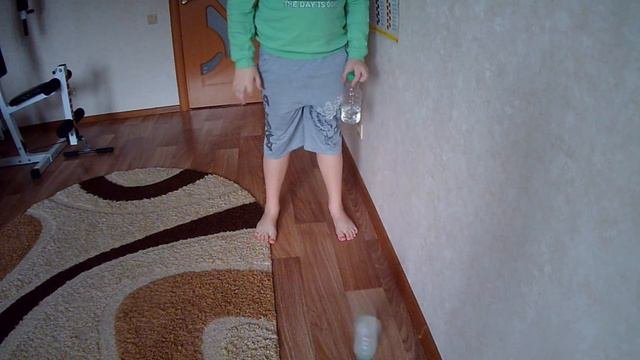БУТЫЛКА ВОДЫ ЧЕЛЛЕНДЖ//BOTTLE FLIP CHALLENGE//ПЕРВЫЙ ЧЕЛЛЕНДЖ НА КАНАЛЕ!!!