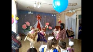 Танец девочек с платками в детском саду