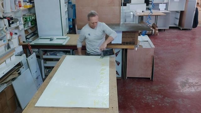 Как наклеить облицовочный материал на деталь кухни. смотреть онлайн