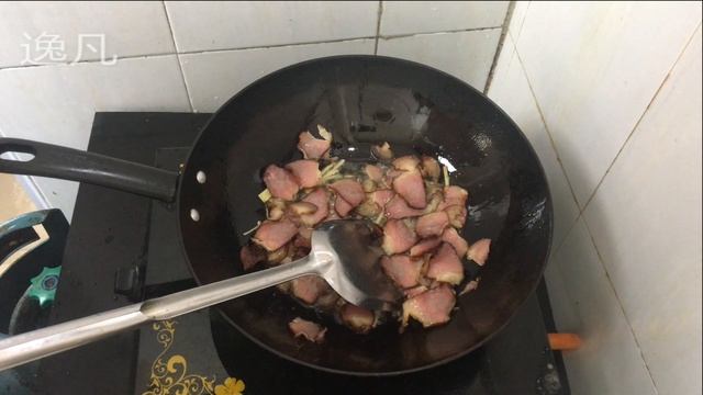 土豆丝炒腊肉，炒完出锅了才发现手机没电了，有一部分没有录上！