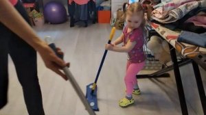 Даниэла играет и помогает маме мыть пол / Daniela Plays and Helps Mother Wash The Floor