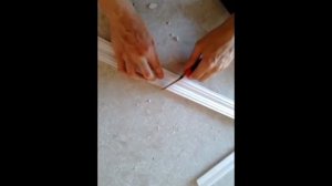 Как правильно резать потолочный плинтус под углом без стусла?