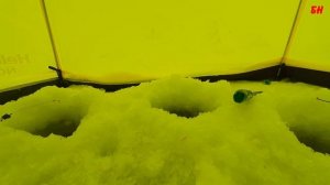 зимняя рыбалка, ловим плотву, палатка зонт Helios nord 2