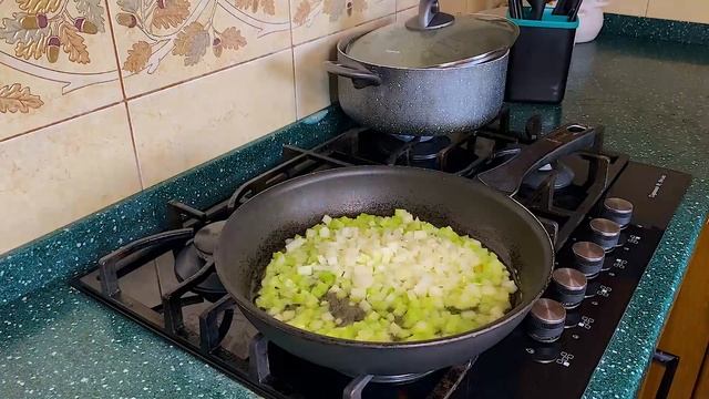 ПРОСТОЙ, НО ОЧЕНЬ ВКУСНЫЙ РЕЦЕПТ МАКАРОН С СЕЛЬДЕРЕЕМ И ТОМАТОМ #макаронысфаршем #макаронырецепт