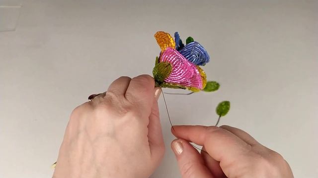 Цветы из бисера. Бисероплетение. 3 часть. Радужная роза. Мастер класс. Пошаговый МК для начинающих. смотреть онлайн