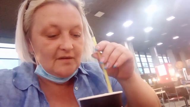 ?Ждём электричку, пьём кофе. В общем собрались на дачу? смотреть онлайн