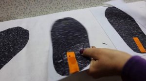 Нашла в шкафу капюшон от старой куртки и сразу же разрезала. Сшила из него стильные тапочки для дом