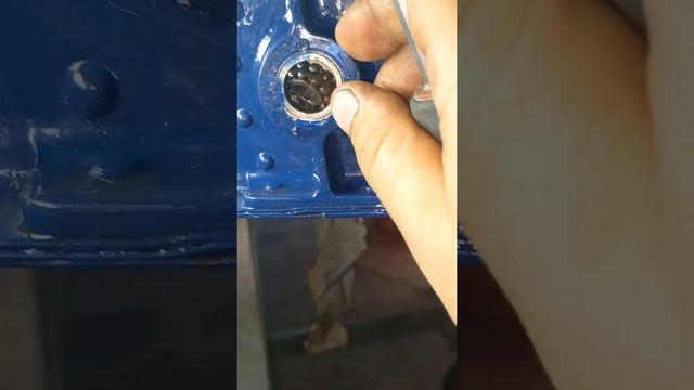 Замена двухрядных подшипников узла навески элерона... Самолёт Л-39.
