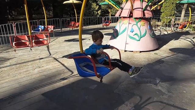 ГУЛЯЕМ В ПАРКЕ И КАТАЕМСЯ НА АТТРАКЦИОНАХ,КОРМИМ ГОЛУБЕЙ! We walk in the park and ride the rides смотреть онлайн