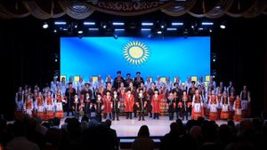 Гимн Анапы исполняют анс. "Зарница", "Соловейко" и народный казачий хор города~курорта