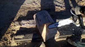 Выпиливаю чашу и паз в бревне.