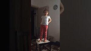 девочка читает стих про Любочку