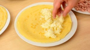 БЛИНЧИКИ С СЫРОМ И ВЕТЧИНОЙ