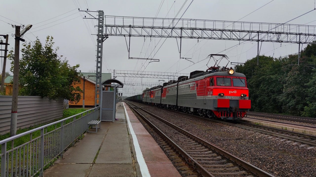 Железная дорога. Электровоз ВЛ11-508/545А с перегоняемым ВЛ80С-2077.