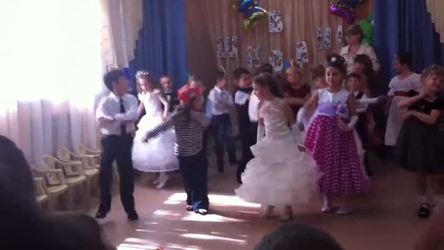 Девочка в пиратском костюме зажгла танцпол=) смотреть онлайн