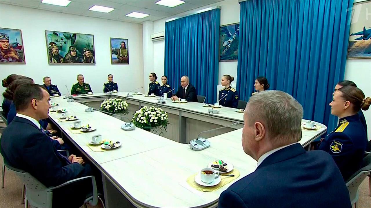 Владимир Путин встретился с выпускницами Краснодарского высшего военного авиационного училища