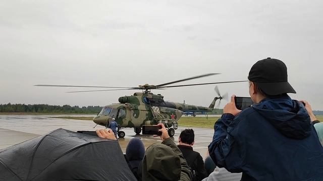 Запуск и взлет Ми-8, взлет Русских Витязей смотреть онлайн