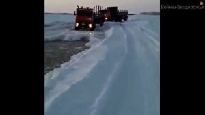 Водное препядствие преодалевает Камаз с бортовым прицепом Зиимой.