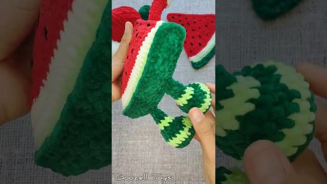 Вязаный Арбуз крючком из плюшевой пряжи, описание @goozell_toys смотреть онлайн