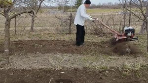 Обработка земли мотоблоком.