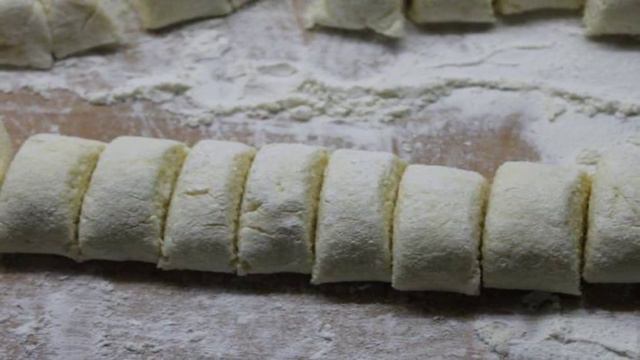 Сырники с клубничным и шоколадным соусом