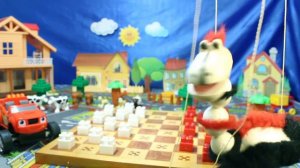 КАК ИГРАТЬ В ШАШКИ? Гоша и Вспыш. Видео с игрушками для детей. 2018