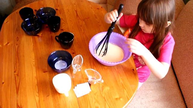 Очень яркие блинчики маша готовит для кукол! смотреть онлайн