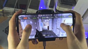 Asus ROG Phone 7 Ultimate Roblox Gameplay, Graphics & FPS!