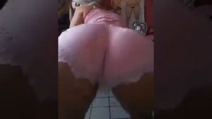 MULHER GOSTOSA DANÇANDO FUNK ( BALANÇANDO OS PEITO )