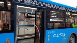 Автобус ЛиАЗ-6213.65 следует по маршруту КМ1 "м. Автозаводская - м. Царицыно"