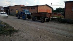 Трактор МТЗ с телегой и ковшом.