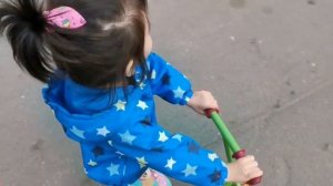 Учимся кататься на самокате. Дети катаются на самокате.