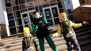 Максин Руслан поздравляет всех девчонок и учителей с очередным 8 марта!