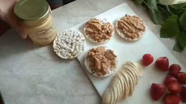 Бутерброд с арахисовой пастой, клубникой и бананом. Самый быстрый рецепт десерта смотреть онлайн