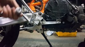 Как заменить лапку заднего тормоза ktm 690 enduro
