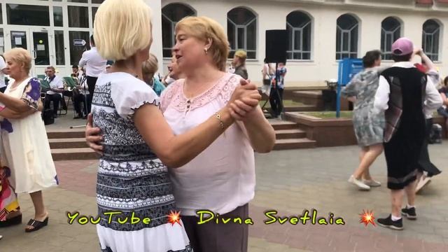 Проносятся пары, одна за другой и вечер субботний - очень крутой!... смотреть онлайн