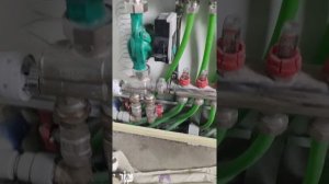 Подключение циркуляционного насоса гребёнки к сети.