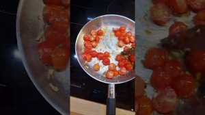 треска с черри и шпинатом в сливочном соусе