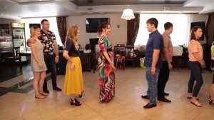 Свадебный конкурс. Повторить танцевальное движение.