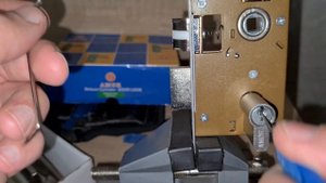 Как вскрыть межкомнатные двери