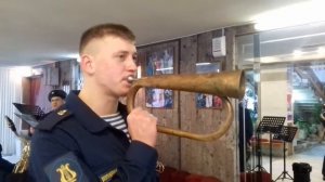 Звучит армейский кавалерийский горн - музейный экспонат! :))