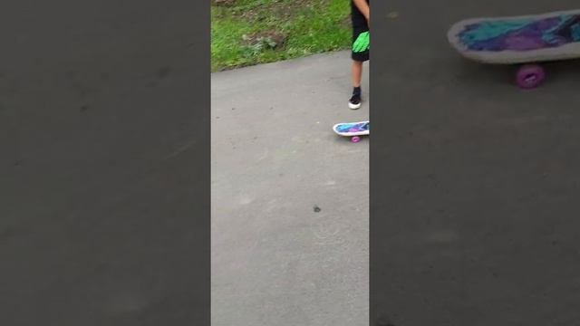 показываем как делать трюки на скейте
