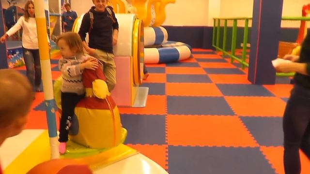 Прогулка по городу КИРОВ. Всей семьёй - ВЕСЕЛЕЕ! смотреть онлайн