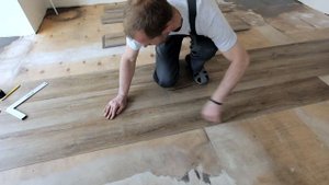 Укладка клеевой кварц-виниловой плитки _ VINILAM _ .mp4