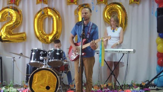Егор 6 лет. Играет на барабанах в садике на выпускном.