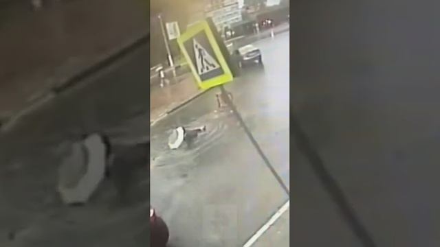 В Брянске девушка провалилась с головой в лужу на дороге. смотреть онлайн