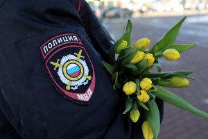 В Мордовии сотрудники полиции и общественники поздравили жительниц Саранска с весенним праздником