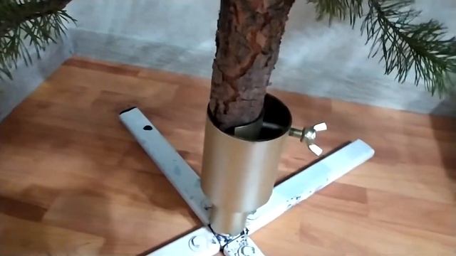 Вот так елка не сохнет если налить! и не осыпаются иголки!!! смотреть онлайн